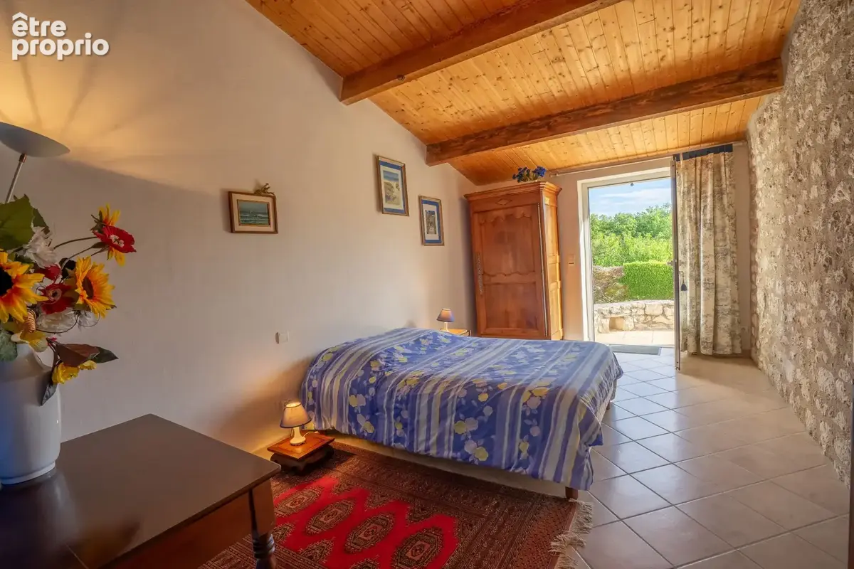 Grange en pierre restaurée (5 chambres) avec dépendance s et piscine. - photo 9