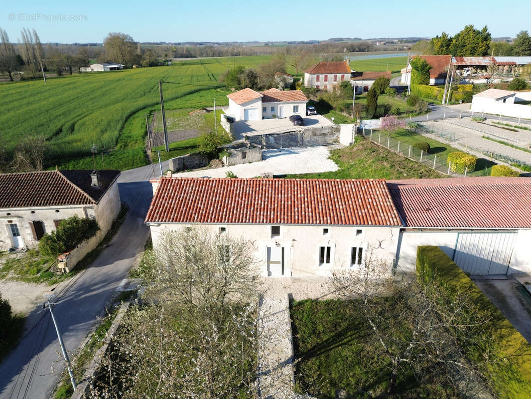 Maison à BARBEZIEUX-SAINT-HILAIRE