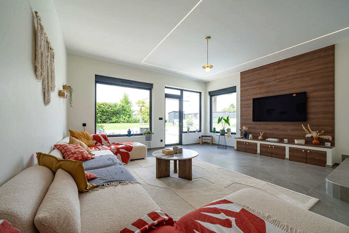 Maison renovée avec piscine 252 m² - proche bezannes - photo 3