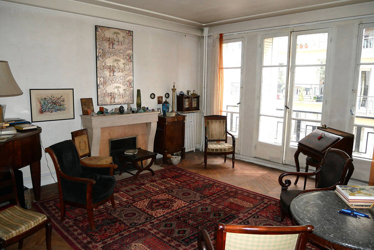 Appartement à PARIS-16E