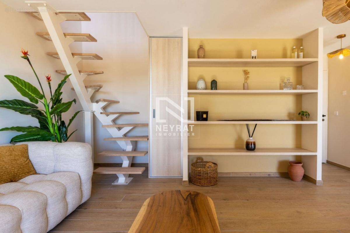 Magnifique t3 en duplex refait a neuf - pieds dans l'eau - photo 3