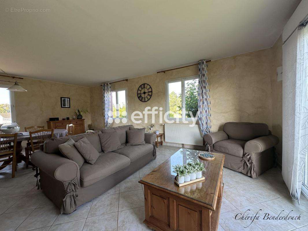 Maison à SAINT-SEURIN-DE-PRATS