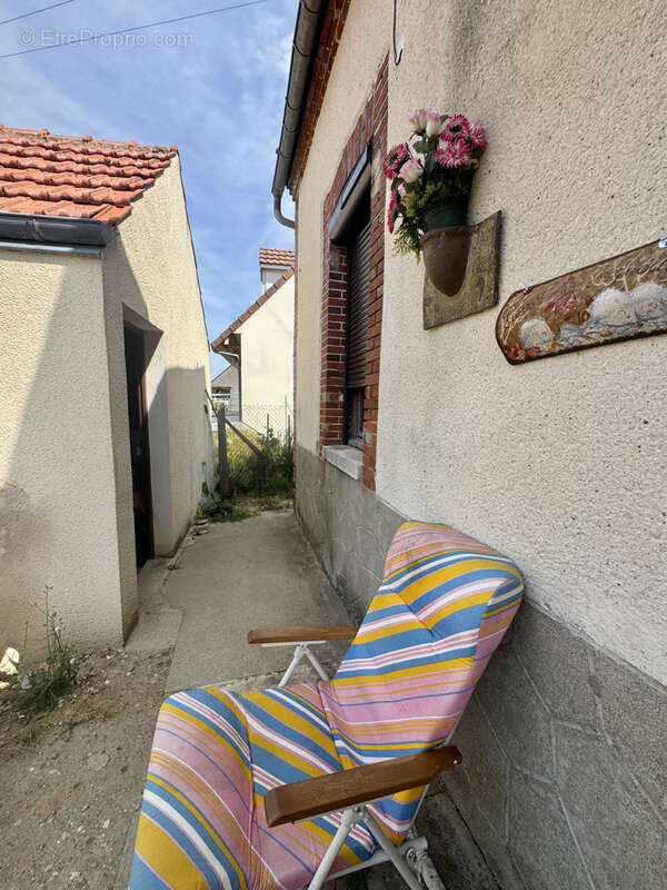 Varennes changy, commerces et écoles a pied, tout a l'égout, garage, cuisne d'été - photo 21