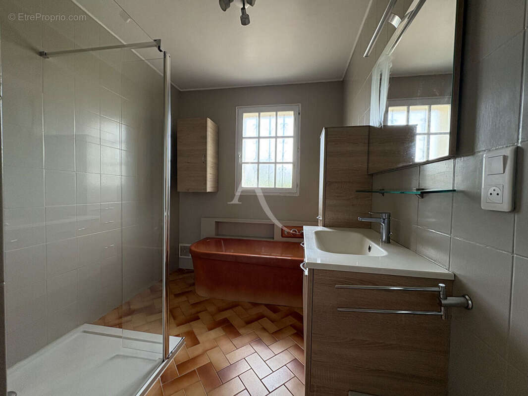 Maison 5 pièces - 3 chambres - NALLIERS - photo 6