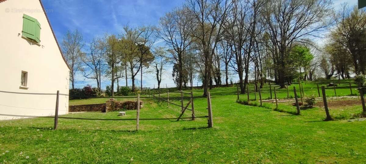 Maison à COUZE-ET-SAINT-FRONT