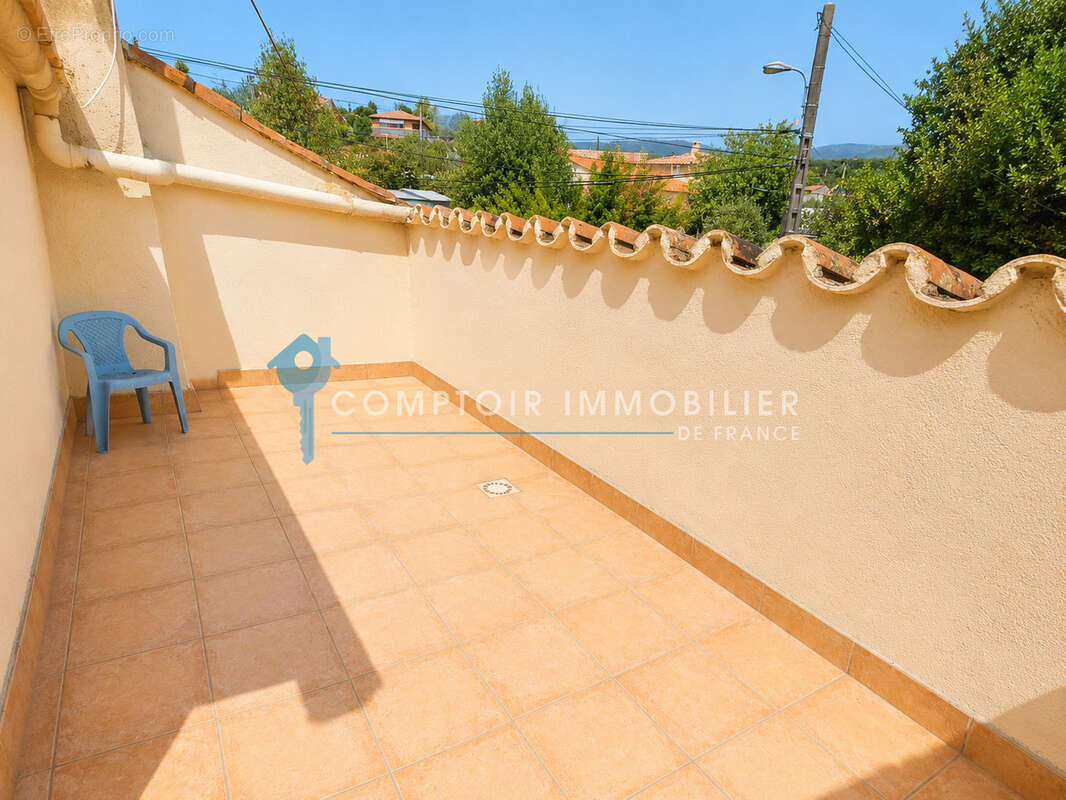 Dépt Hérault (34), à vendre Saint Jean de la Blaquiere Maison de ville de 69m2 garage et terrasse. - photo 2
