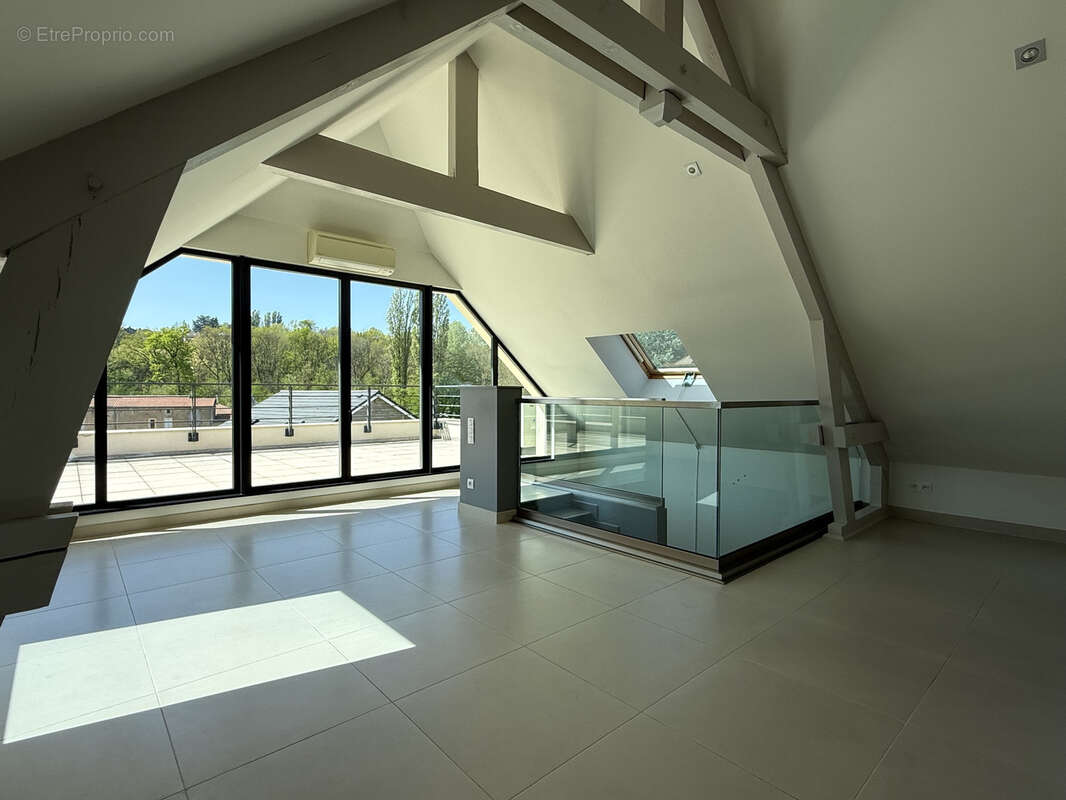 Appartement à CHATEL-SAINT-GERMAIN