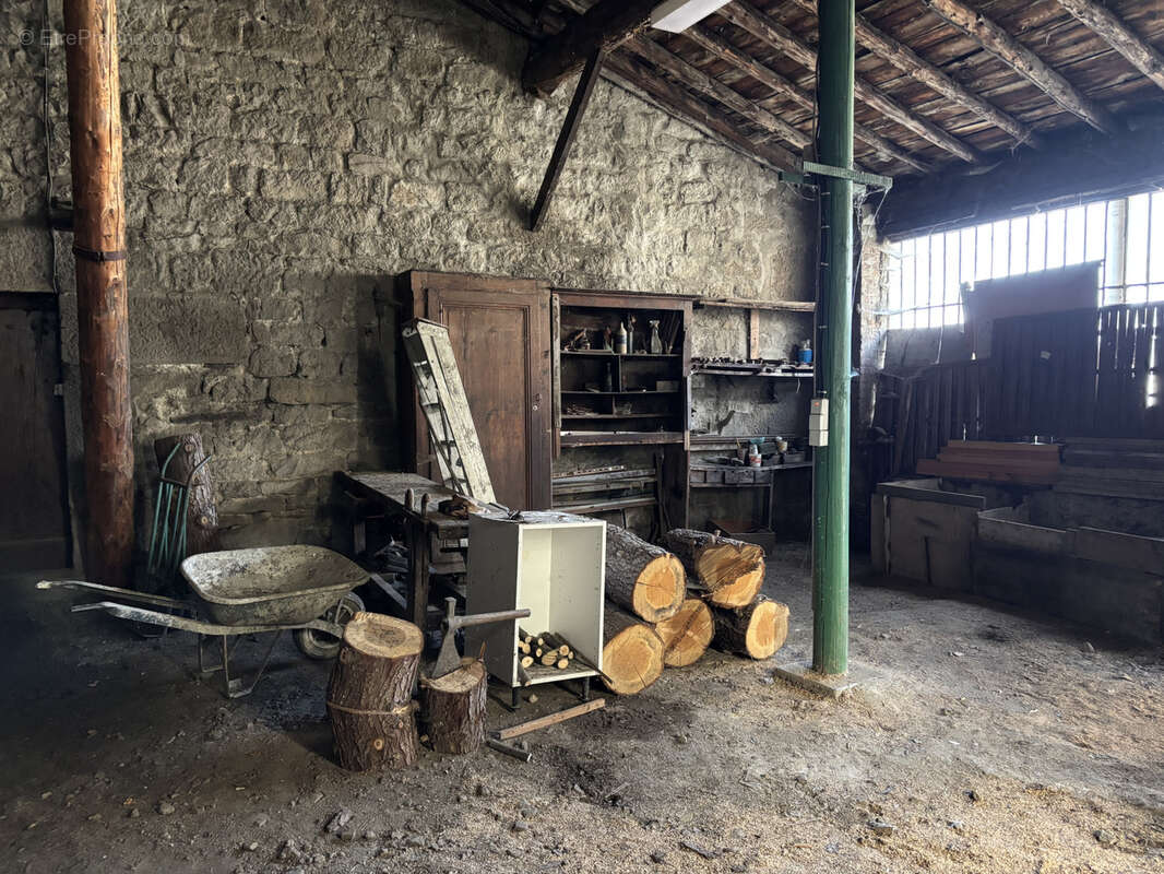 Parking à SAINT-GENEST-LERPT