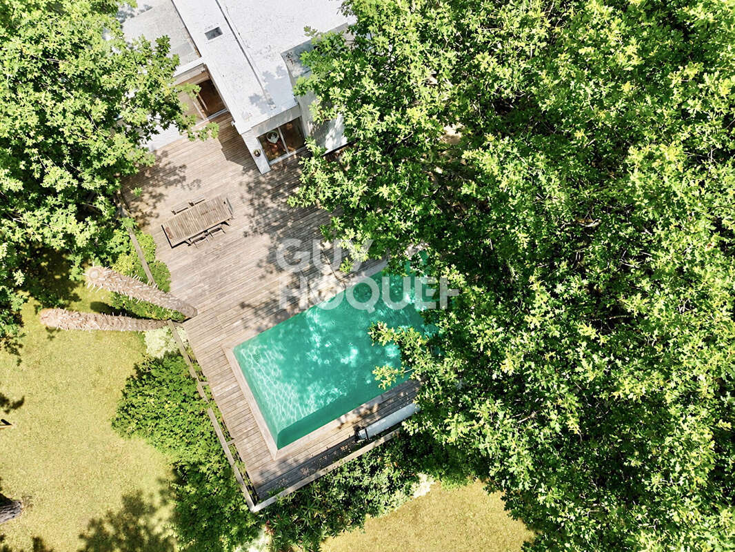 À la Hume, 4 chambres, bureau, piscine et superbe jardin paysagé à deux pas des commerces - photo 14