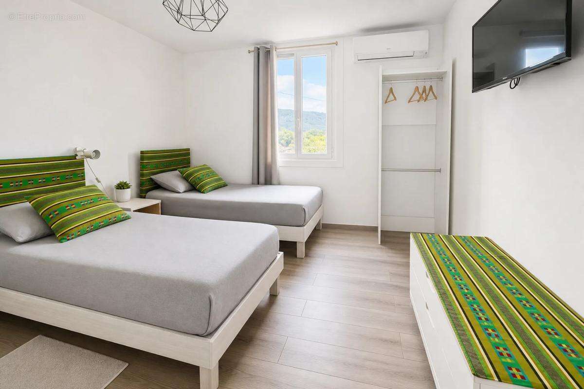 Maison de 10 pièces de 235 m² située à Brens - photo 10