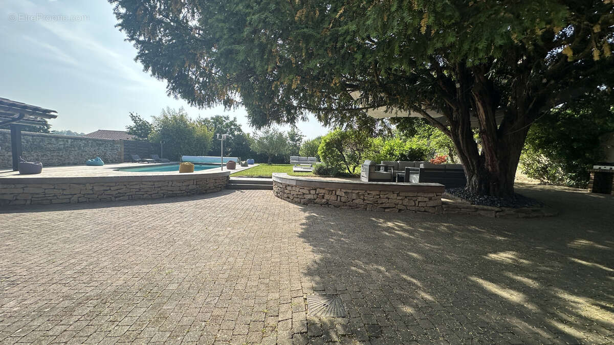 Maison à FLEURIEUX-SUR-L'ARBRESLE