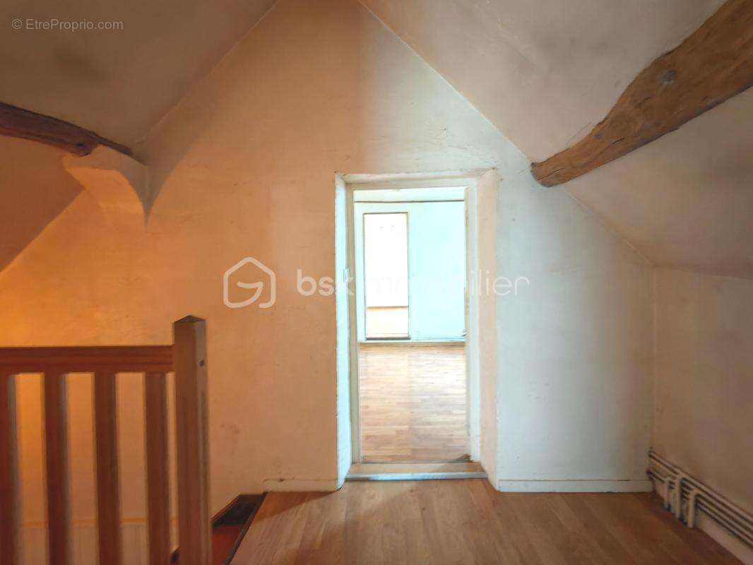Maison avec jardin et stationnement - photo 6