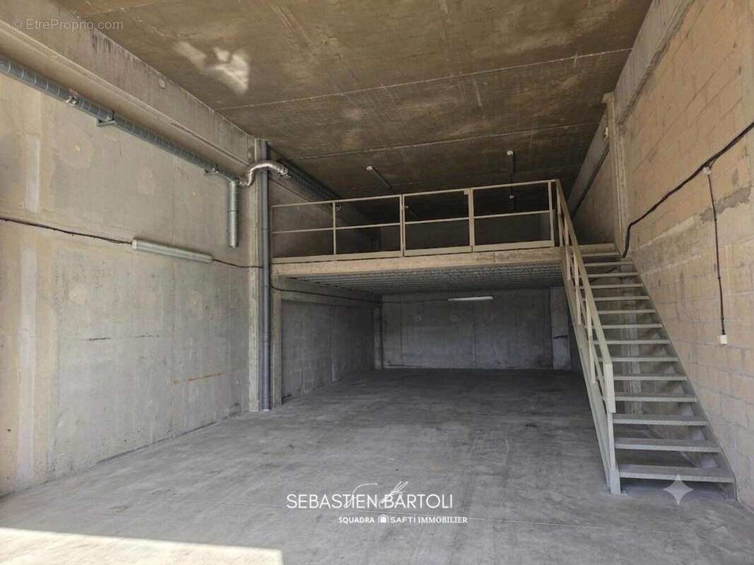 Commerce 146 m² à Porto-Vecchio  - photo 2