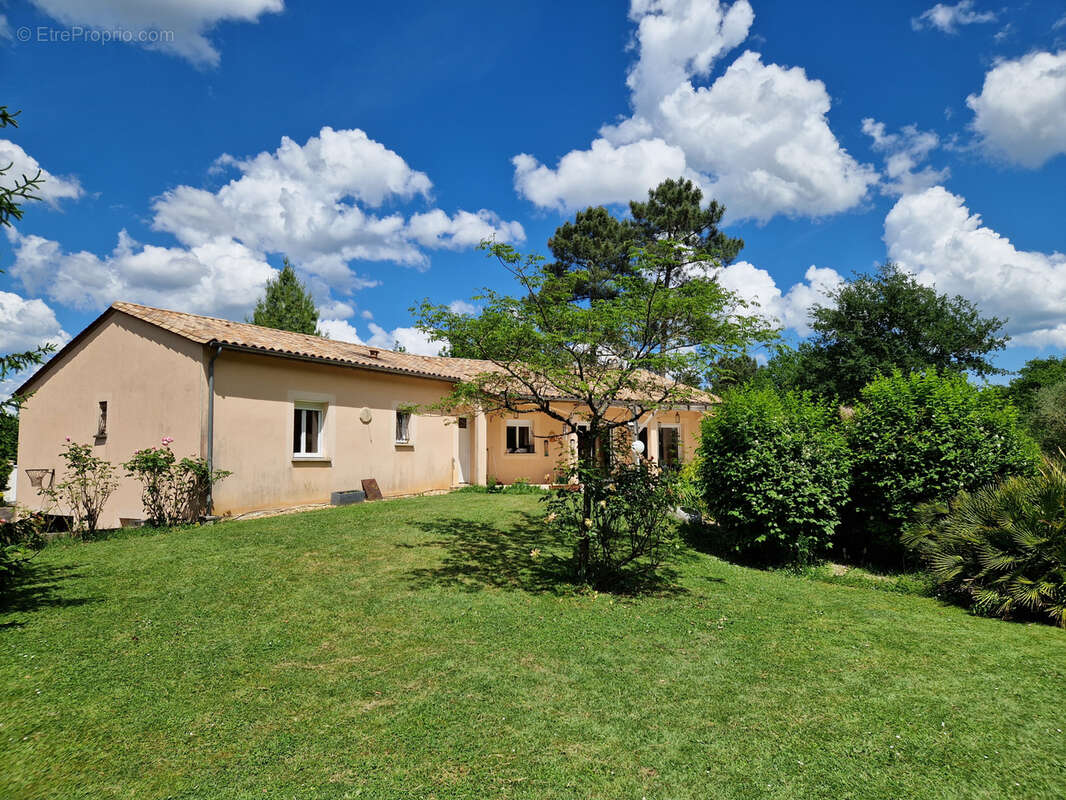 Proche Périgueux MAISON de PLAIN PIED 146 m2 avec 4 chambres / Grand garage / Grand terrain avec PISCINE. - photo 7