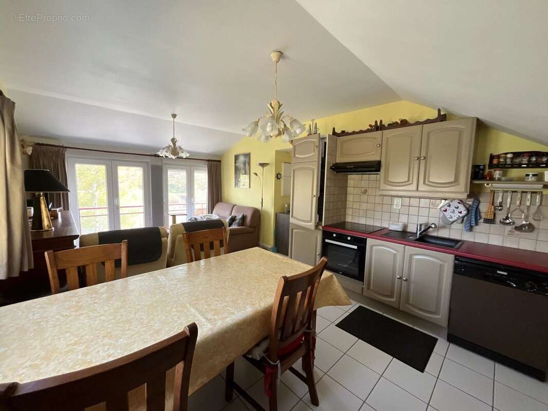 Appartement à SALLES-CURAN