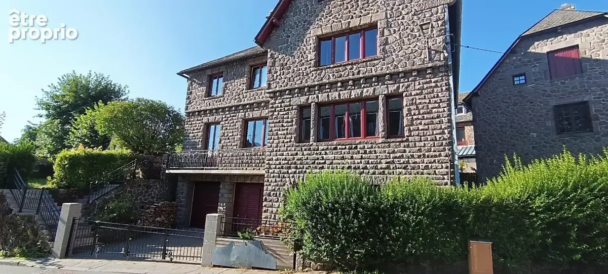 Maison à BESSE-ET-SAINT-ANASTAISE