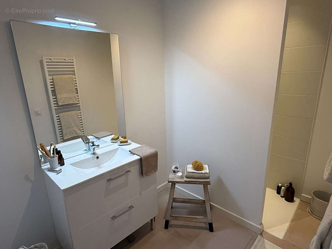 Maison à LA ROQUE-D&#039;ANTHERON