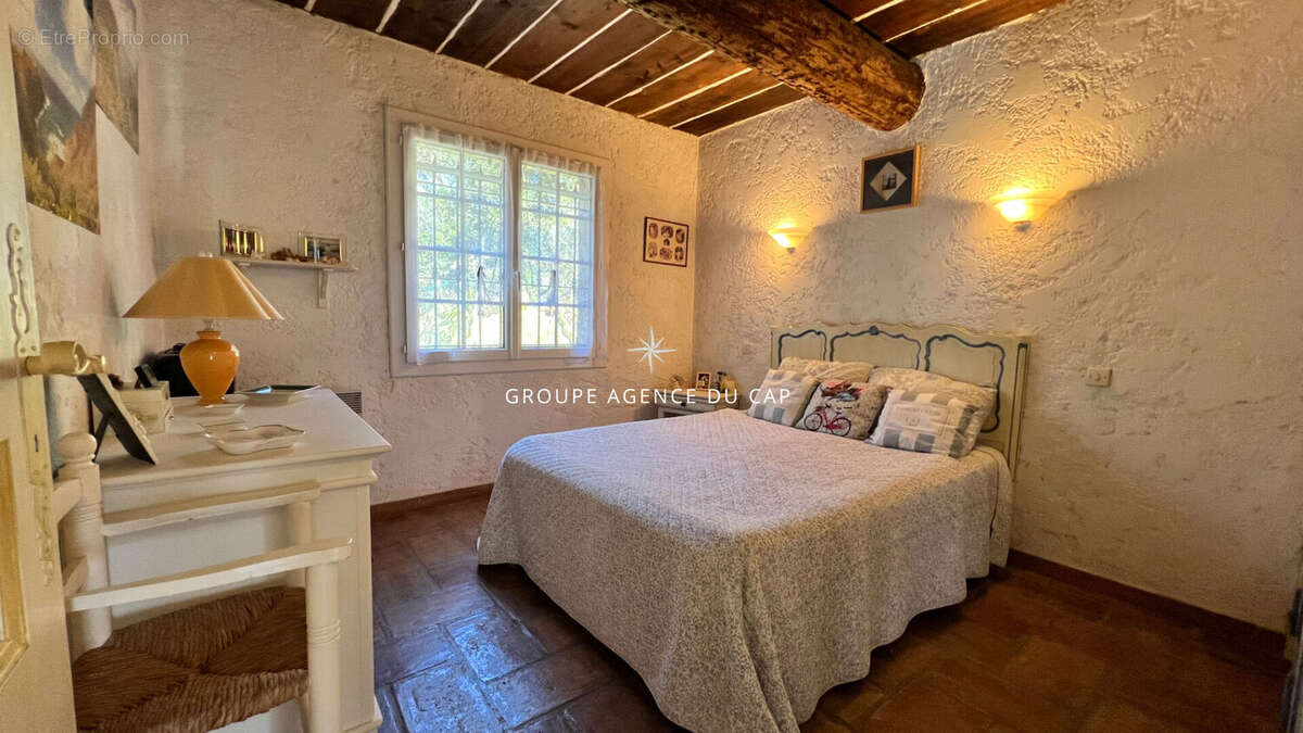À vendre villa de 7 pièces avec piscine et grande terrasse offrant une vue mer sur le golfe de saint-tropez, aux issambres - photo 6