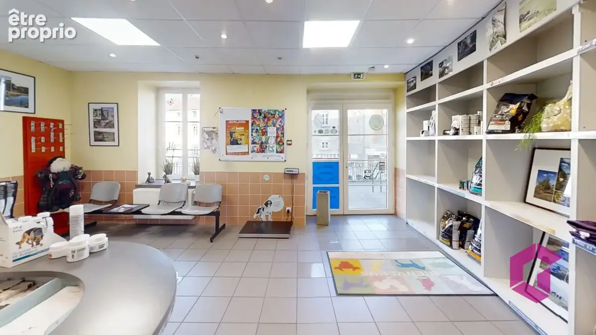Local commercial en plein centre de Dunières avec parking privé! - photo 2