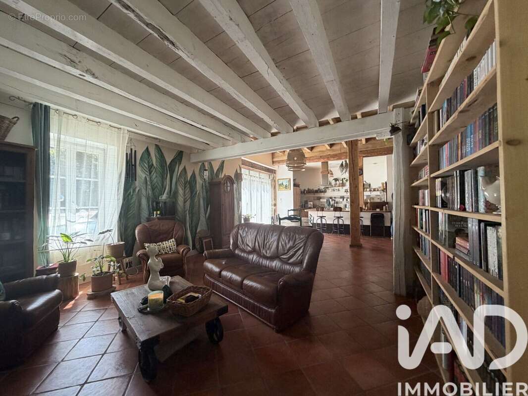 Maison 228 m² à Saint-Sernin-Du-Plain  - photo 3