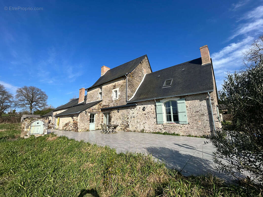 Maison à BECON-LES-GRANITS