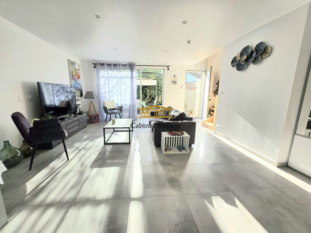 Maison à VIC-LA-GARDIOLE