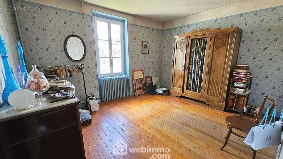 Une grande chambre de 15 m² toute parquetée.