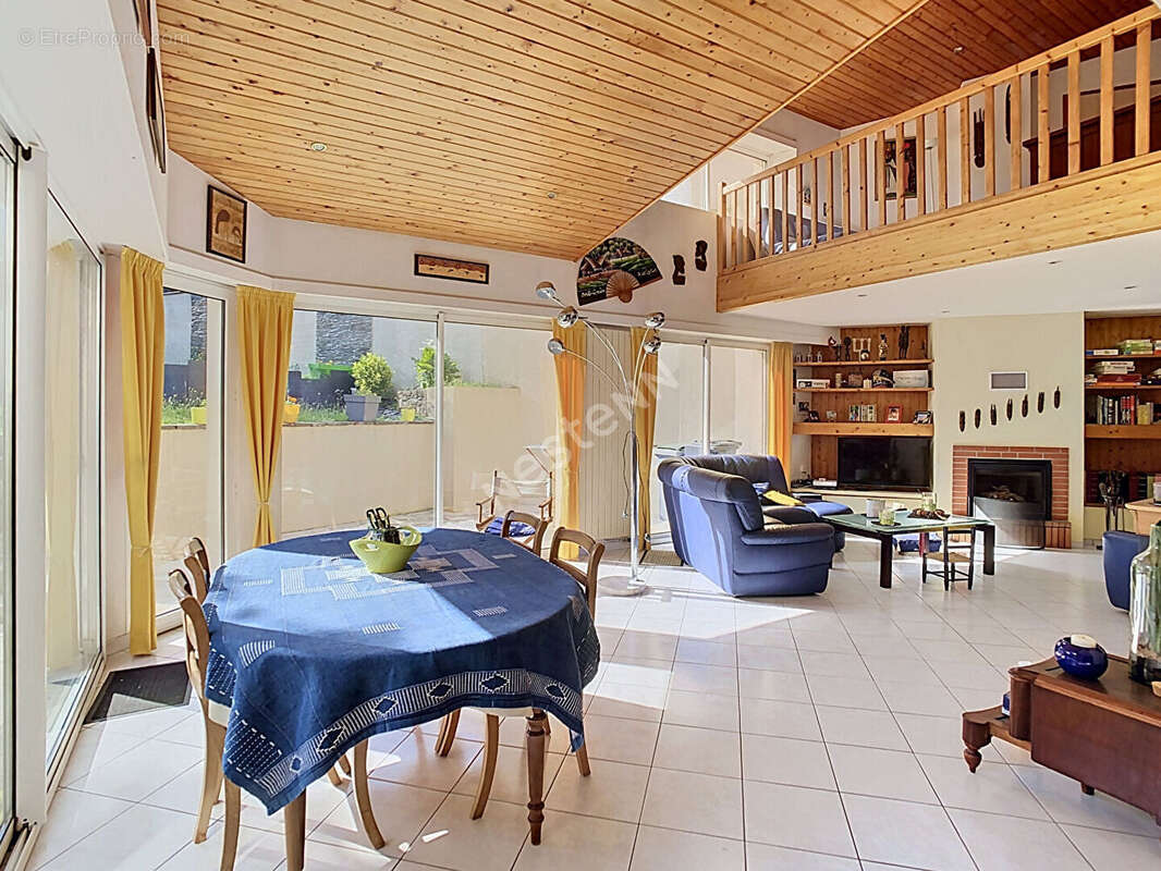 Maison à SAINT-MACAIRE-EN-MAUGES