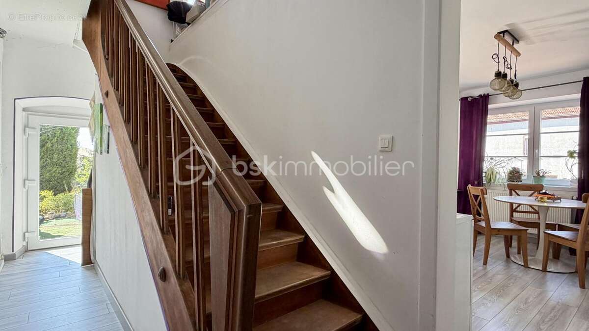 Maison familiale au centre du village avec dépendances ! - photo 5