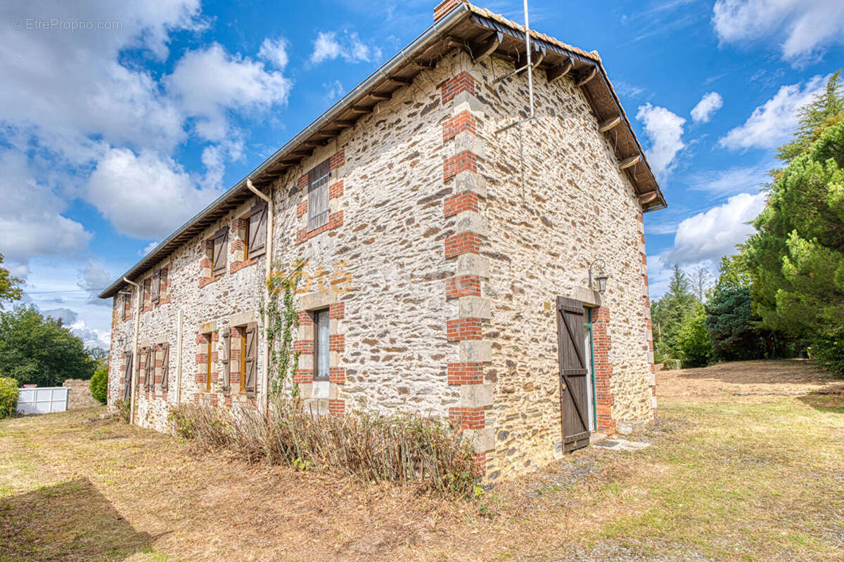 La roche sur yon -- longere en pierre -- 9 pieces -- 5 chambres -- 275 m² -- poutres apparentes -- pierre -- beaux volumes - photo 13