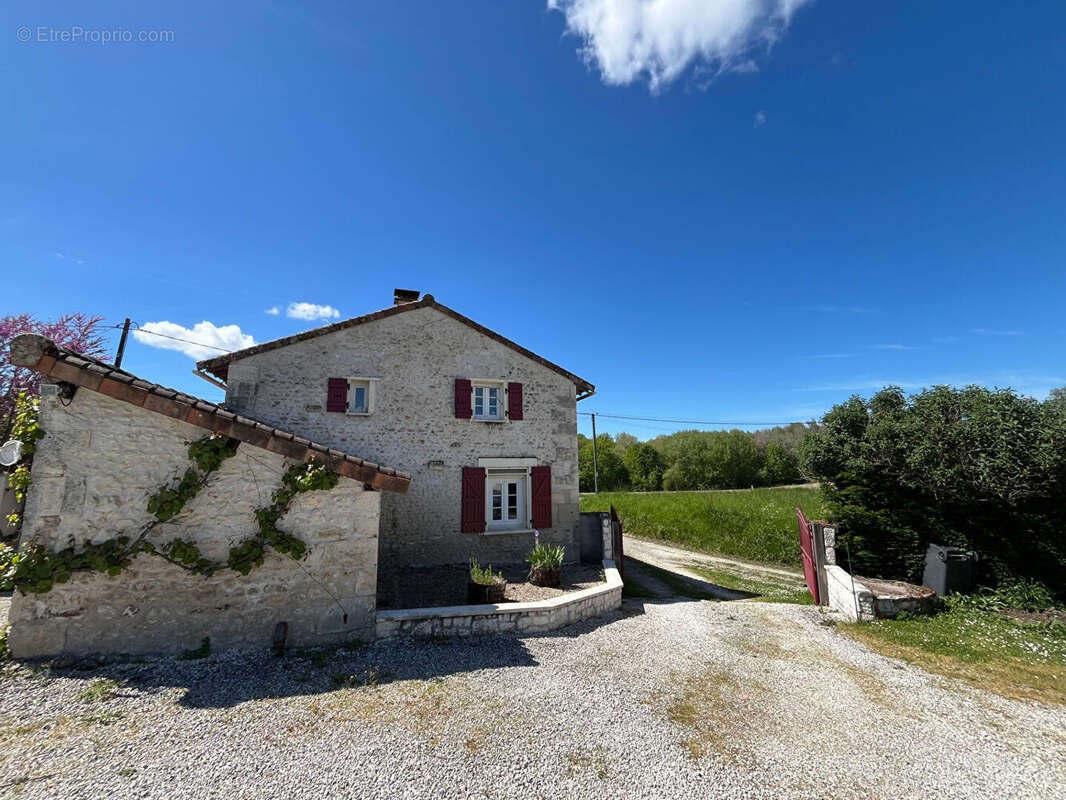 Charmante charentaise rénovée avec 4 chambres, piscine et vue dégagée - photo 18