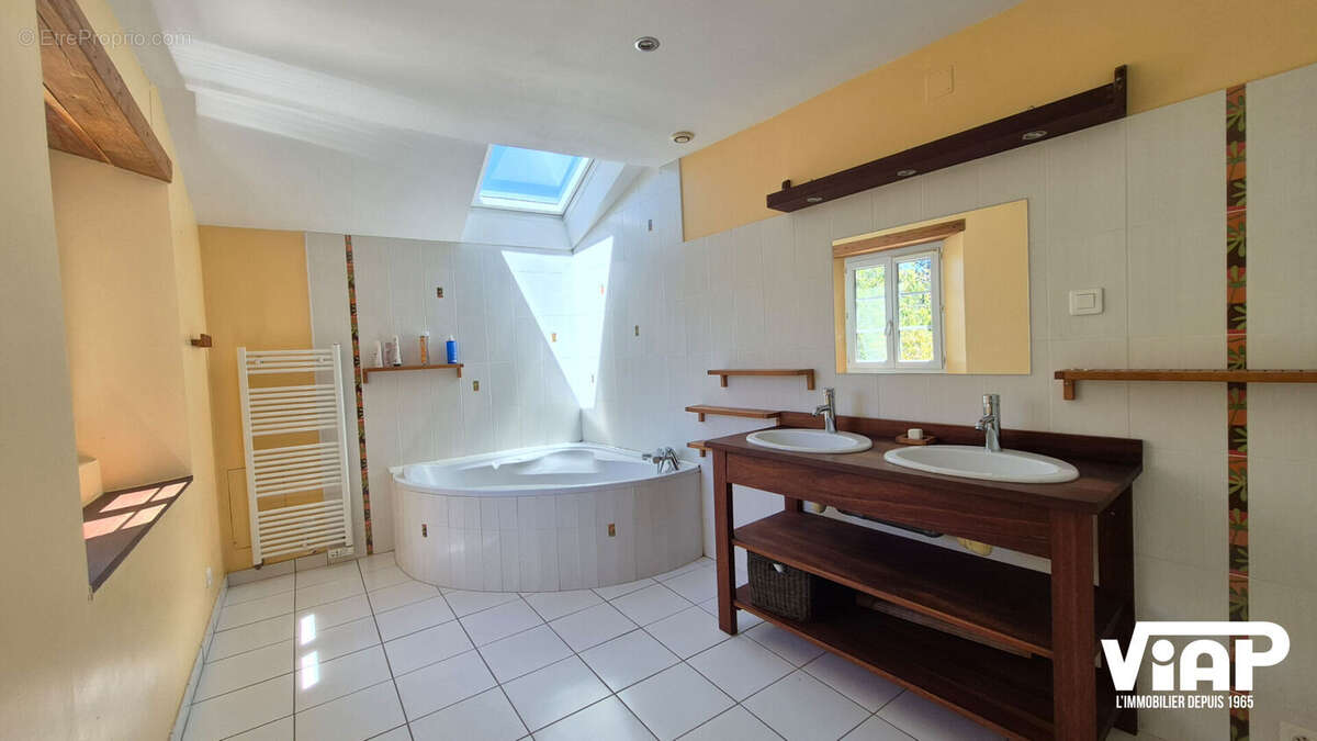 Ferme rénovée avec dépendances - photo 11