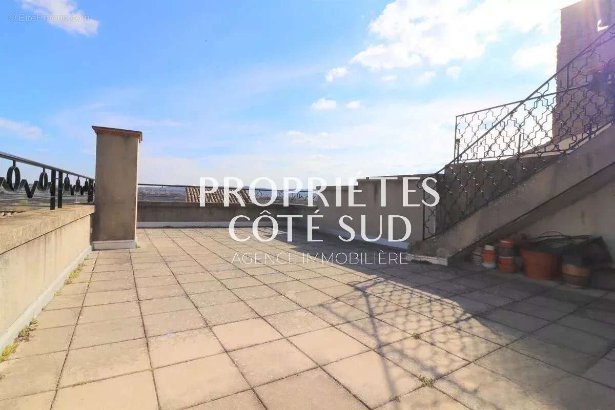 Commerce à LAUDUN-L&#039;ARDOISE