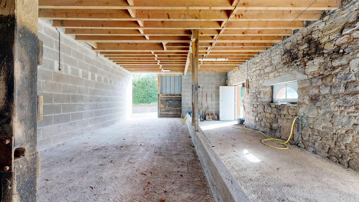 Ensemble immobilier avec habitation, dépendances sur terrain d'environ 9300m2. - photo 3