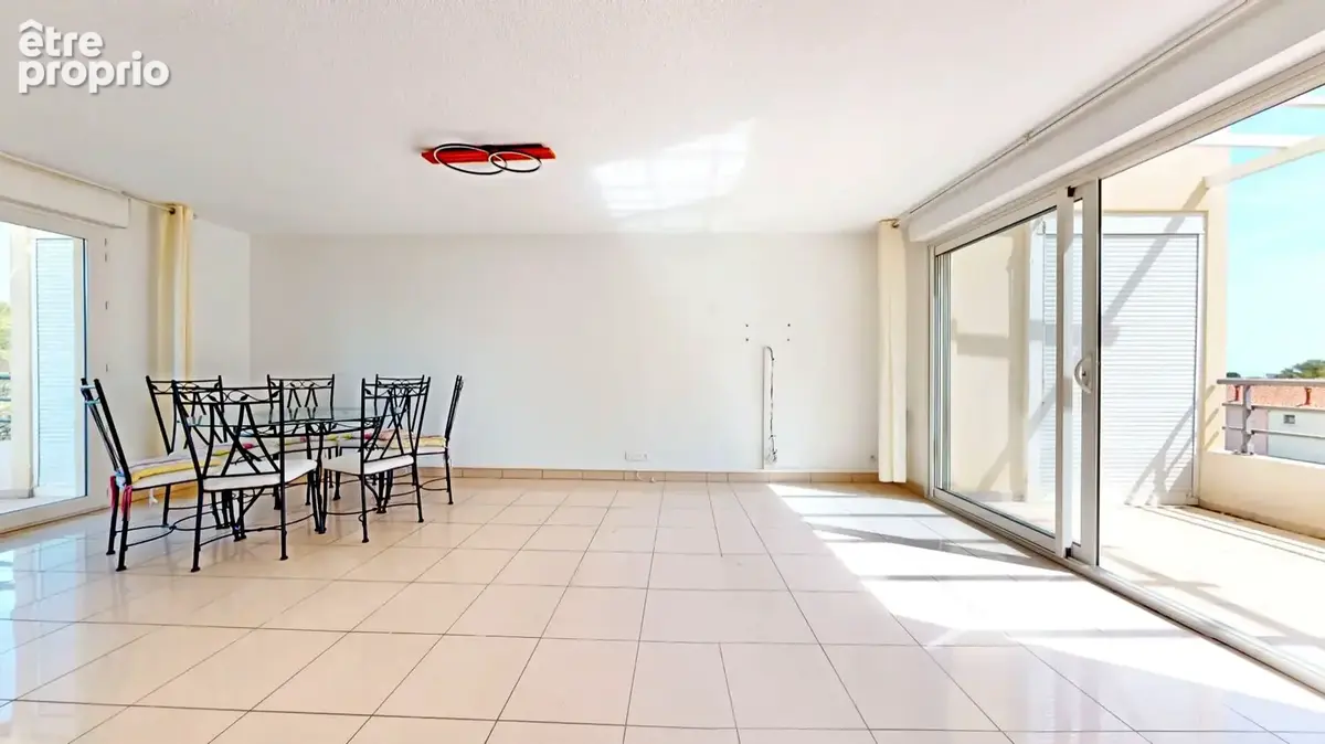 Saint-Aygulf - Appartement Traversant 3 pièces de 71 m2 terrasse panoramique, garage - photo 7