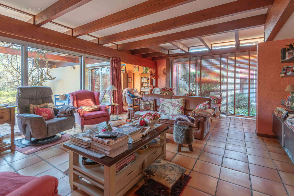 Proche commerces - maison 5 chambres - 250 m2 - sur 7.55 ha - photo 9