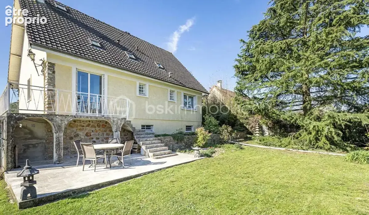 DEMEURE FAMILIALE D'EXCEPTION AU CŒUR DE COURCOURONNES Une bâtisse environ 190m2 habitable sur un écrin de verdure de 3 000 m² - photo 2