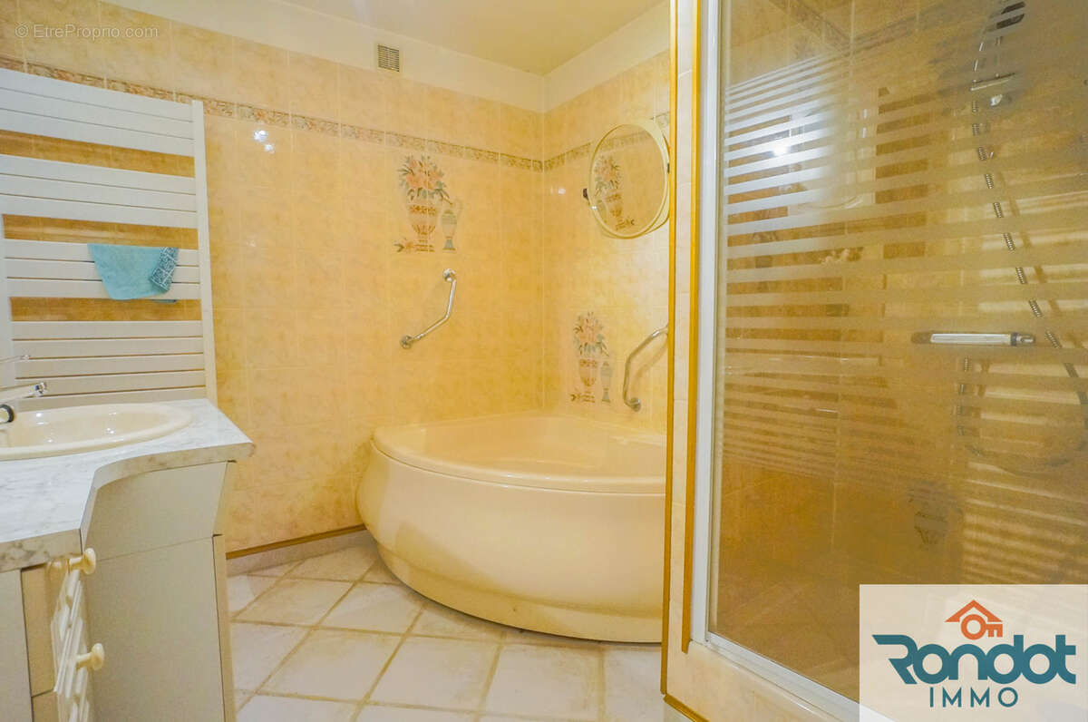 Maison à COURTIVRON