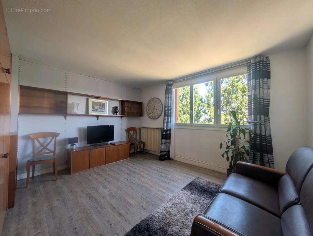 Appartement à LES CLAYES-SOUS-BOIS