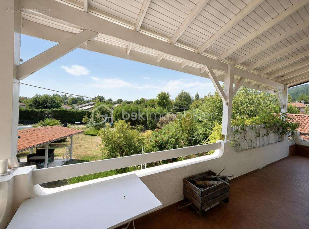 Propriété familiale de 211 m² avec piscine et espace indépendant - photo 18