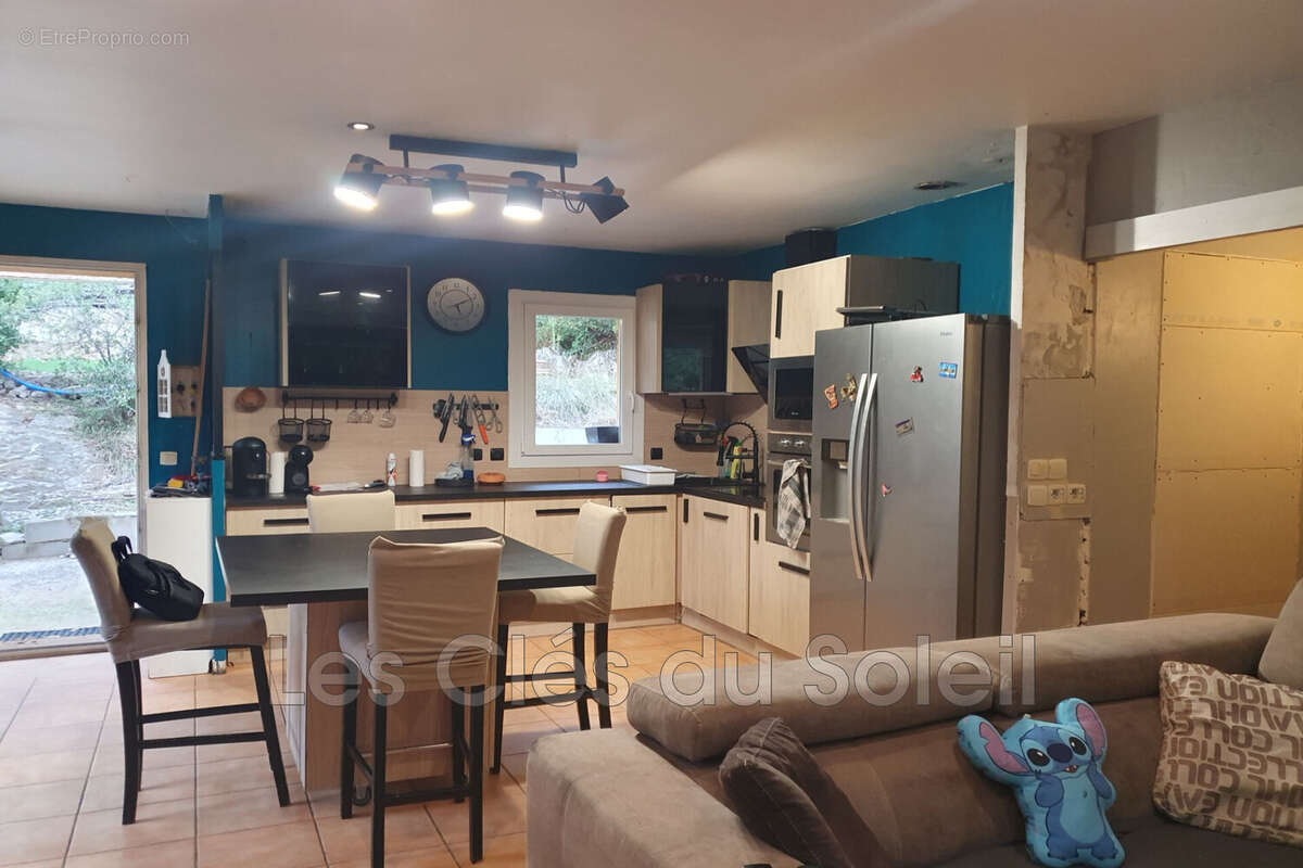 Maison à VINS-SUR-CARAMY