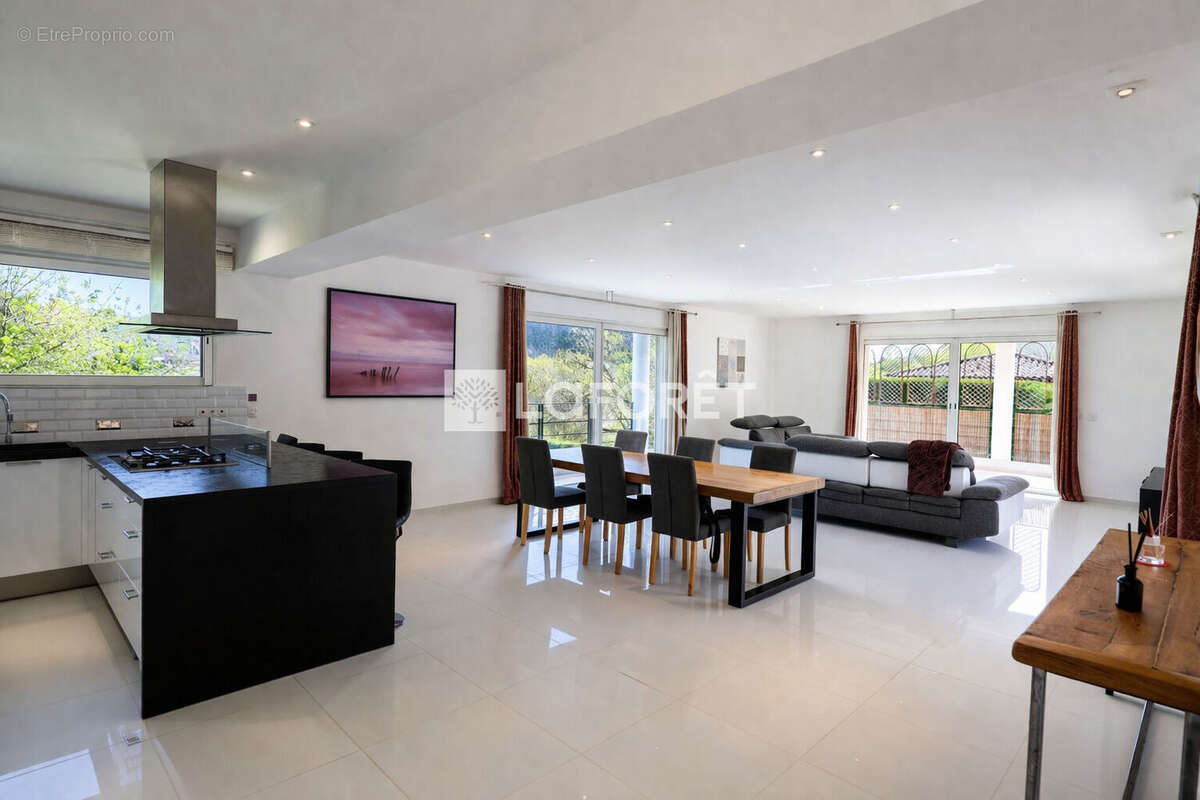 Maison à CHATEAUNEUF-GRASSE