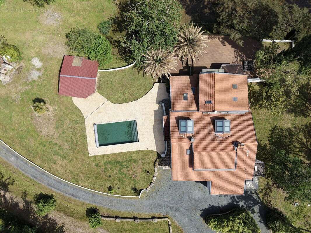 Lieu exceptionnel de 15 hectares dont 3 hectares d'etang pour cette propriete de 322 m2 - photo 3