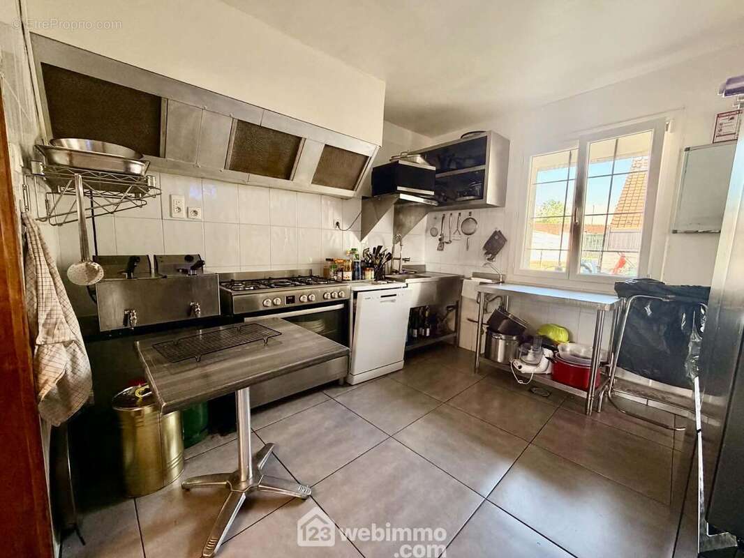 Cuisine fonctionnelle attenante à l'ancien espace professionnel, idéale pour accompagner un futur projet de transformation en habitation - Appartement à MORCOURT