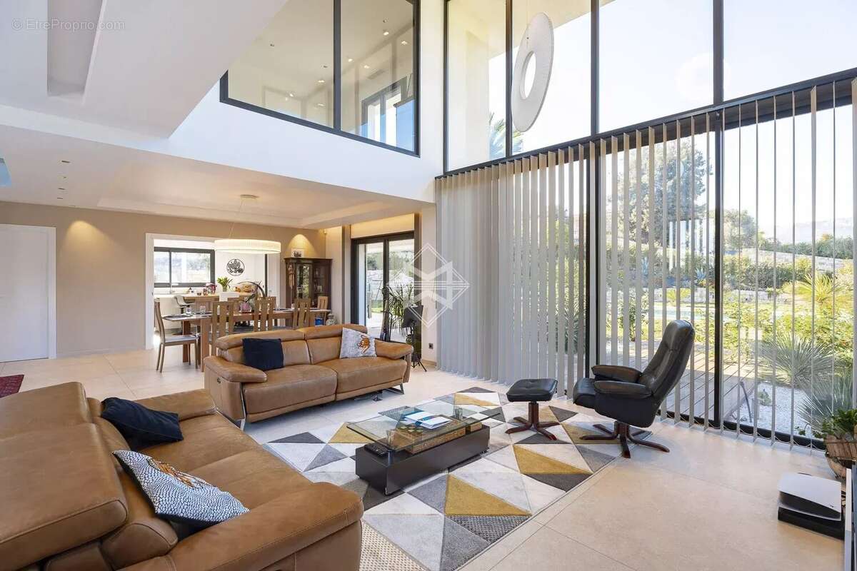 Maison à ROQUEFORT-LES-PINS