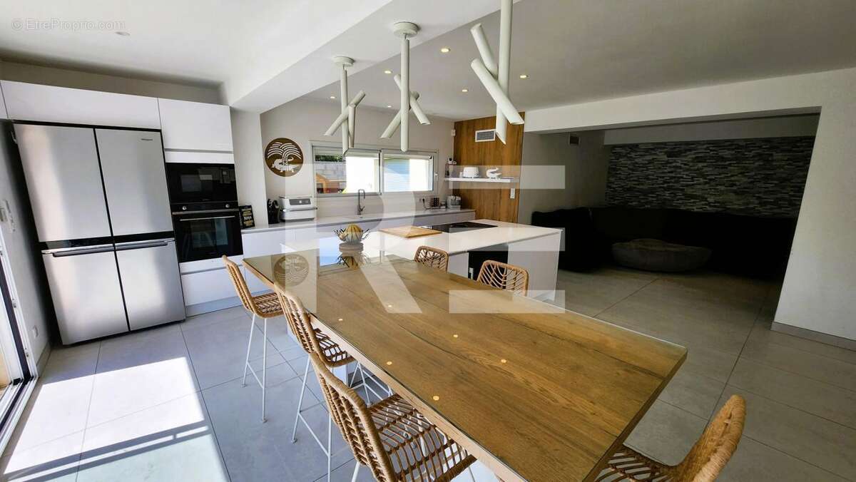 Maison à SAINT-CHAPTES