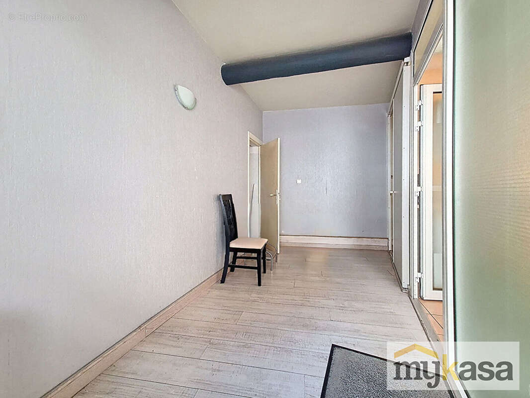 Commerce à SAINT-MITRE-LES-REMPARTS