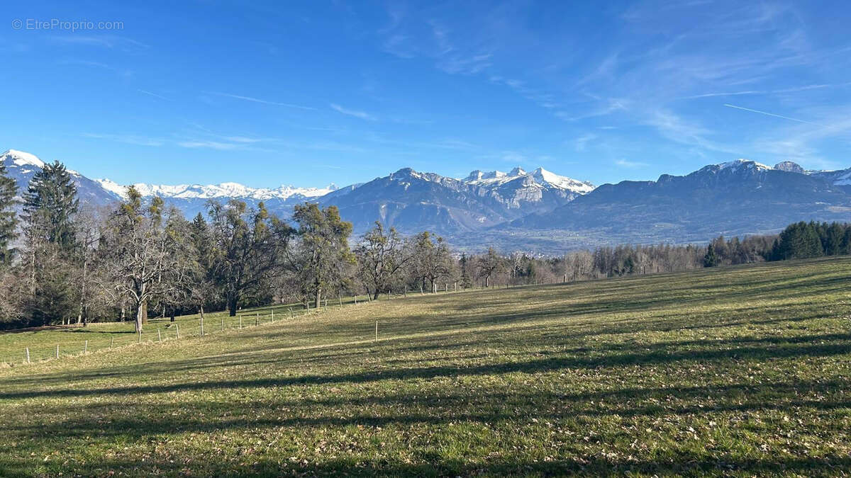 Terrain à PERS-JUSSY