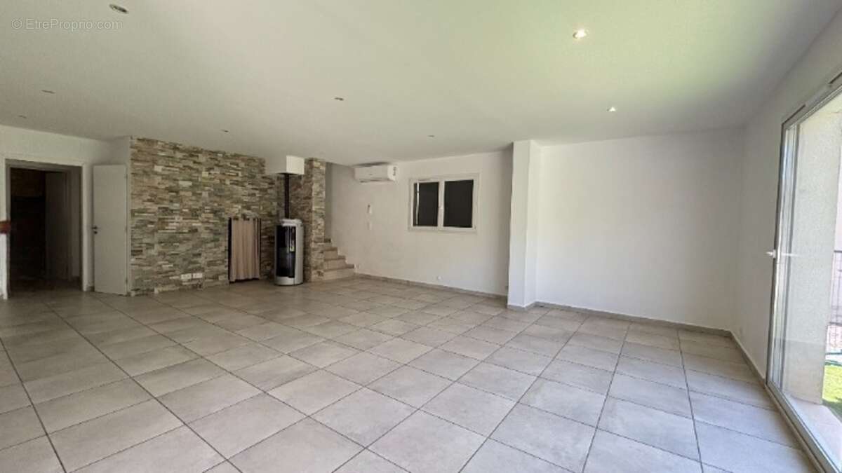 À vendre – Belle maison T4 avec piscine, jardin et terrasse - photo 7