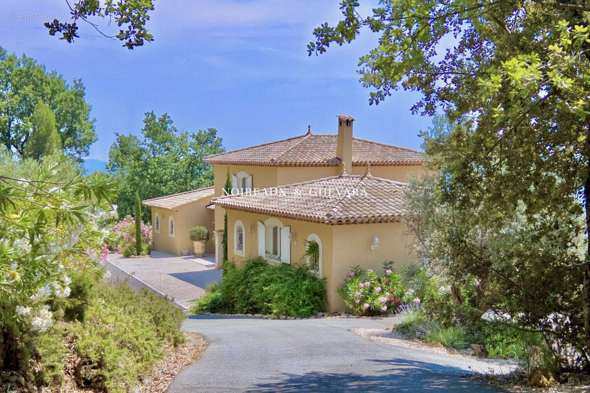 Maison 400 m² à Seillans  - photo 2